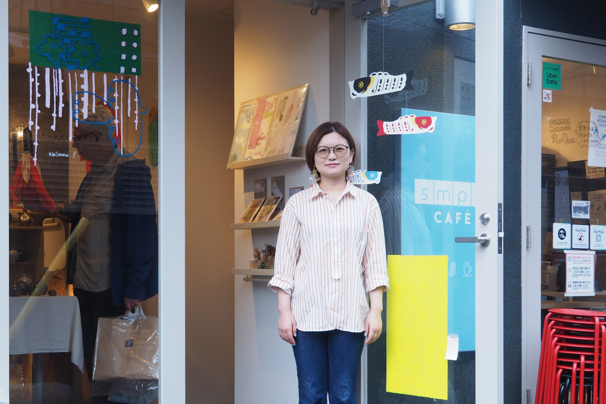 店先に立つ店主の馬さん。